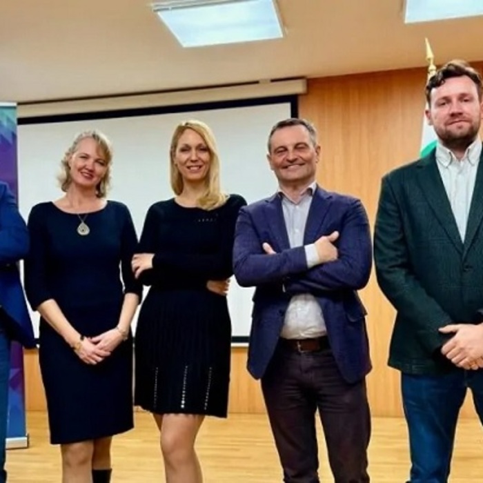 fond-na-fondovete-lider-bg_700x700_crop_478b24840a