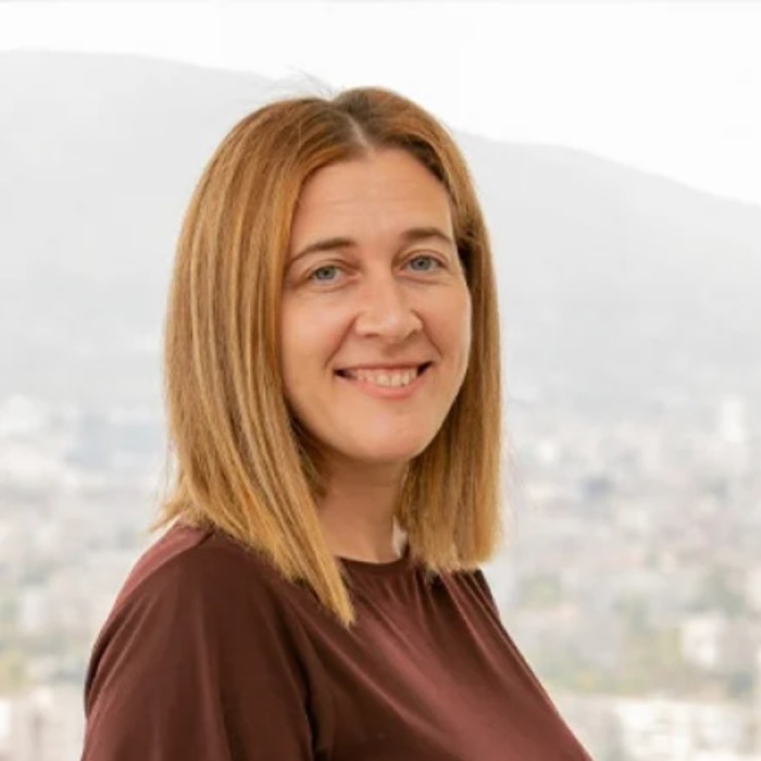 017-daniela-nazim-economy-bg_700x700_crop_478b24840a