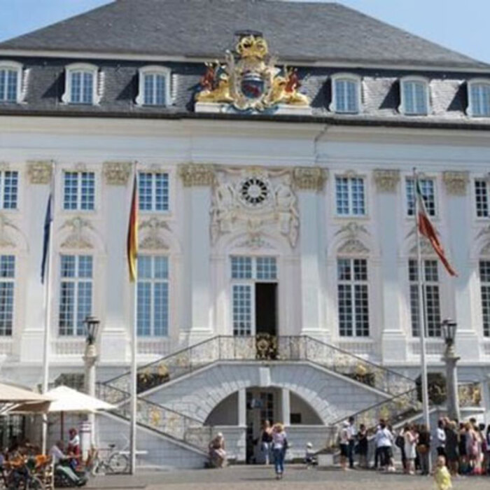 bulgarinat-koito-pomogna_700x700_crop_478b24840a