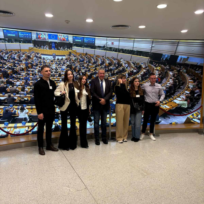 1_700x700_crop_478b24840a